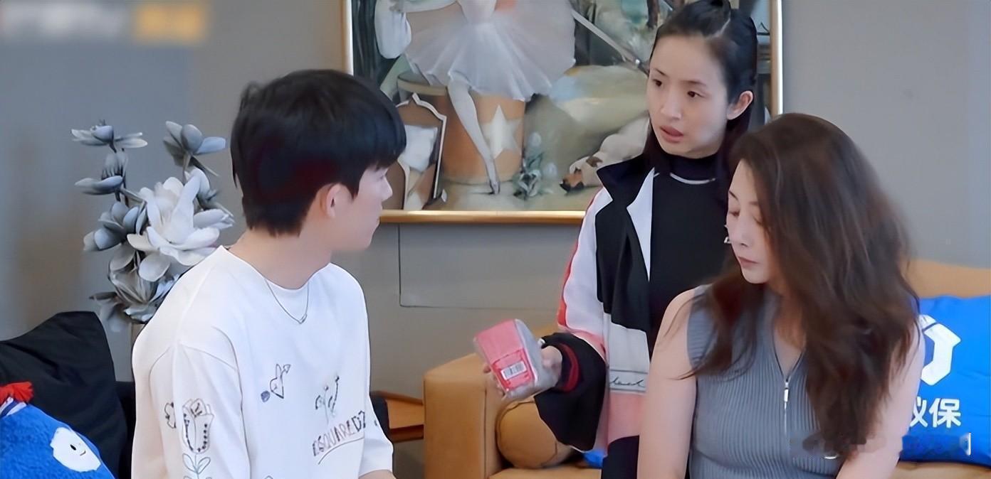 《花少8》嘉宾翻车现场：无趣邋遢还不合群，连吴君如都看不下去了？ ​