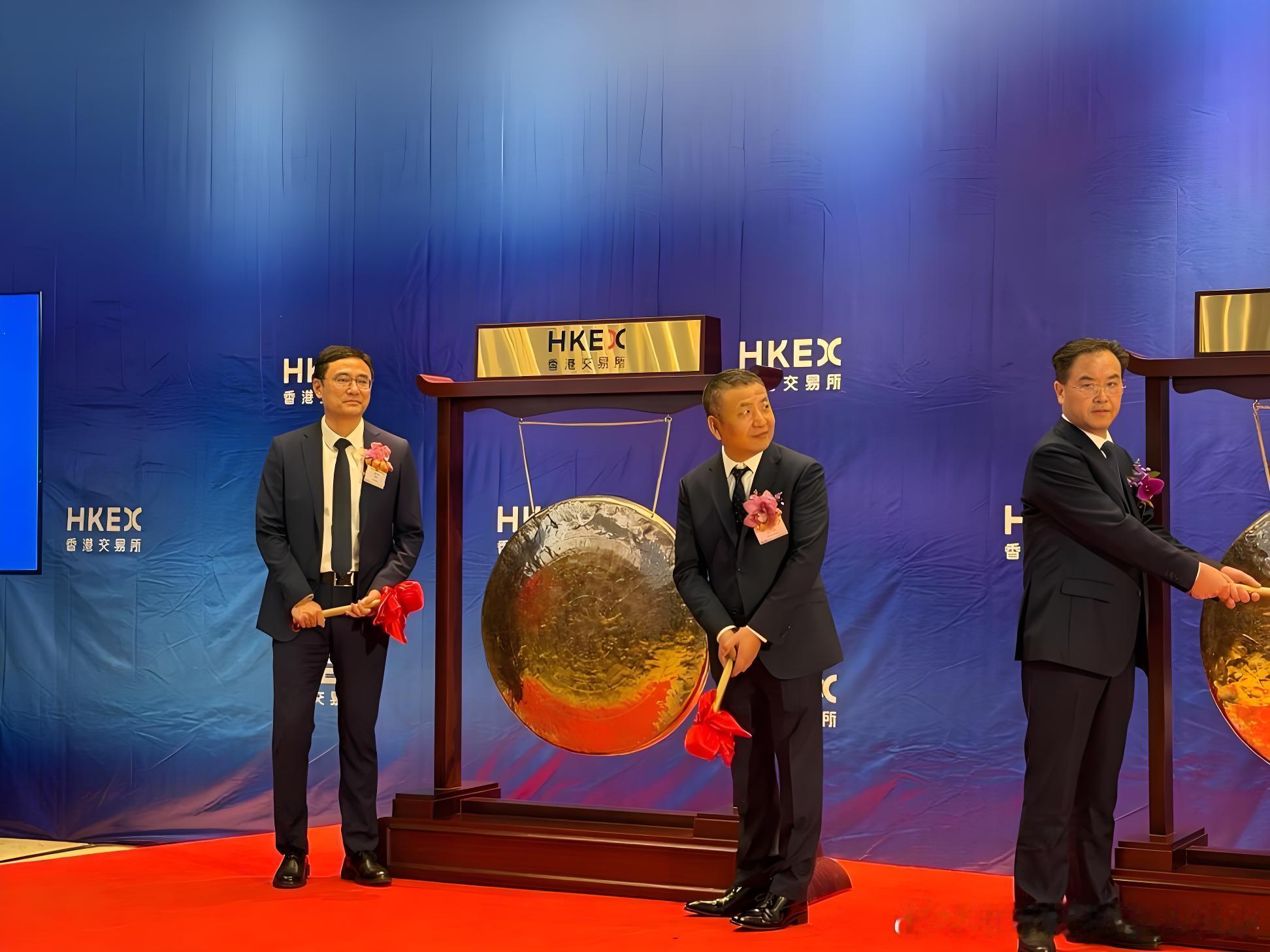 【阅读朱一明｜06】从游戏手柄到万亿帝国：朱一明的"第一性原理"是什么？
有一组数据：2026年7月27日，长鑫科技登陆科创板，开盘市值突破3.31万亿元，直接超越工商银行登顶A股第一；8月17日，市值冲上4.13万亿元，超越腾讯控股，成为中国上市公司市值王。
从10万元IP授权费起家，到4万亿市值——朱一明 ​