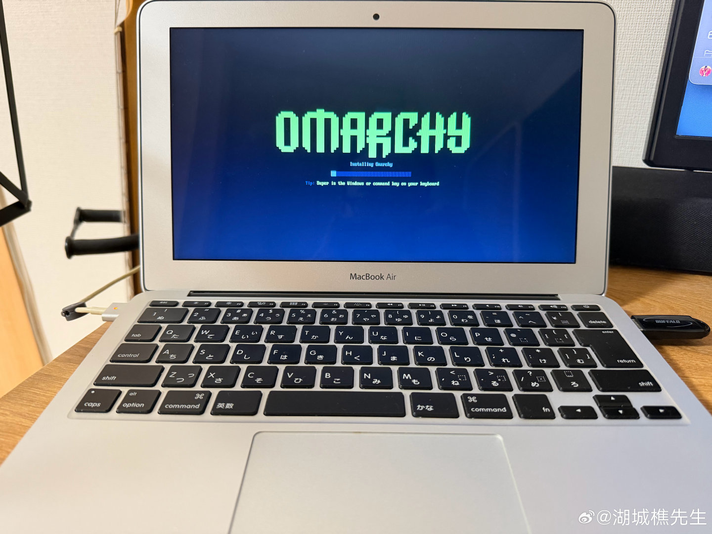 2012 年穷学生时买的 Mac air，申请一战。#marchy  

MacBook Air 11-inch / Model A1465 / Part No. MD223J/A

* CPU：Intel Core i5 1.7 GHz 双核
* 内存：4 GB DDR3L 1600 MHz
* SSD：64 GB
* 显卡：Intel HD Graphics 4000
* 屏幕：11.6”，1366×768
* 重量约 1.08 kg ​