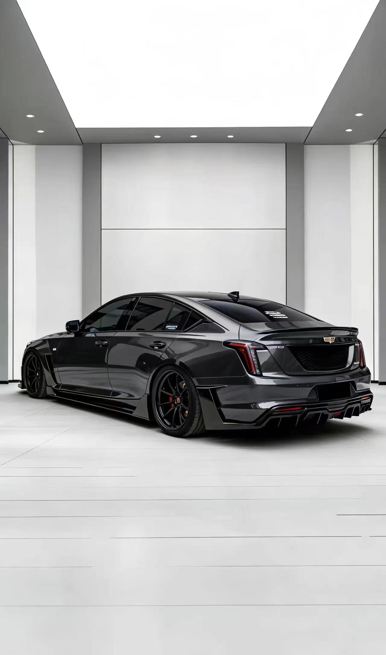 凯迪拉克。ct5改装大师赛 从素车 CT5一步步蜕变，黑翼包围、齐边轮毂、强化底盘、升级刹车，无数个泡在改装店的下午，反复对比数据、调试姿态。改装不是盲目堆件，而是让这台2.0T+10AT的后驱，释放出本该有的锋芒