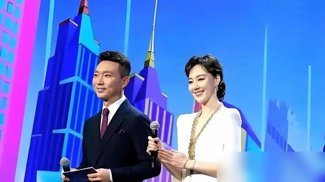 李晓东干了二十年，发个视频管这叫“毕业”，扭头就走了，连个告别晚会都没要。
再看凌晨五点，许斌和程河源往《新闻直播间》那一坐，00年的，脸生得跟刚领的工牌似的。陶忆雯更狠，中传硕博连读，直接空降四套播《中国新闻》。
康辉、董卿这些熟脸，早转到幕后带队伍去了。刘心悦39岁才摸到春晚主会场话筒，郭若