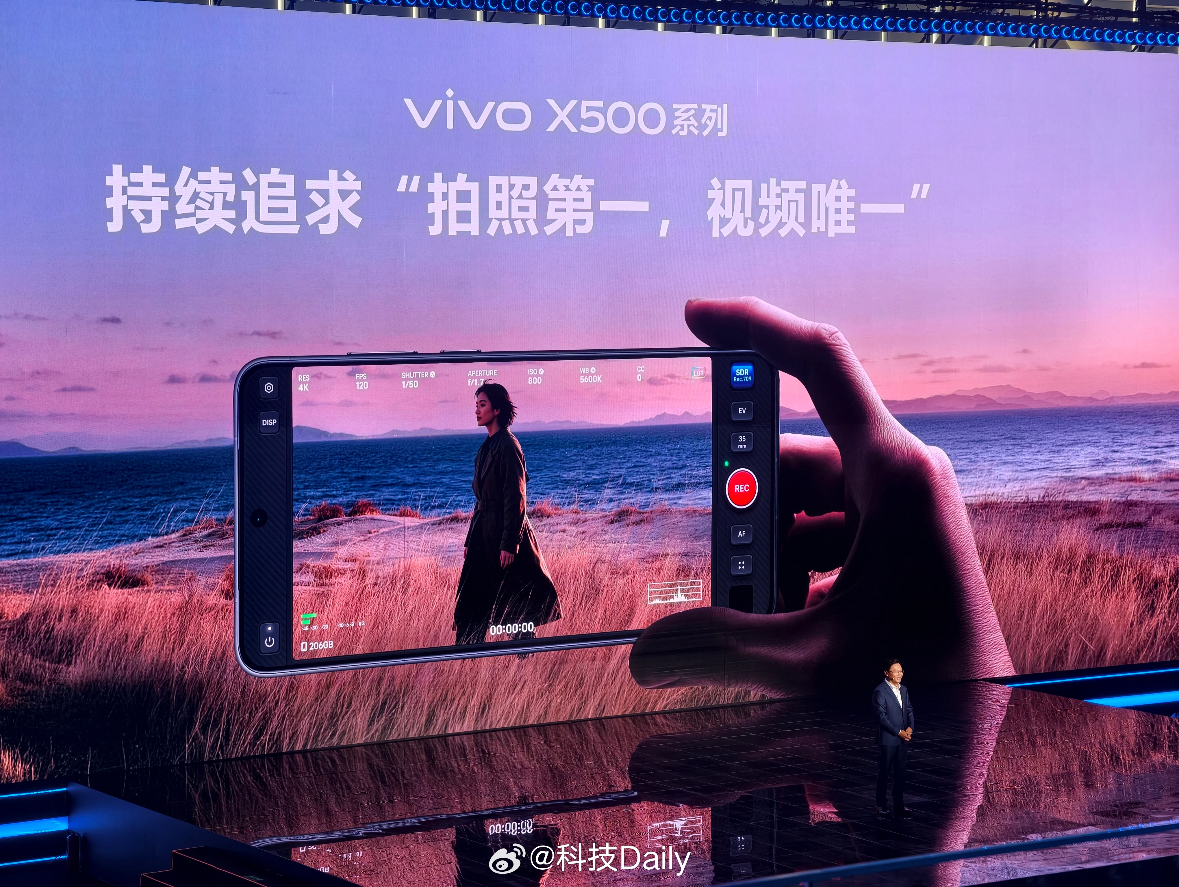 #vivo全球首发天玑2nm芯片# 天玑调校看蓝厂，旗舰芯片登场就定义标杆体验，甭管是显示，影像，还是性能都有着全面落实。

我之前一直在用天玑9500，现在即将升级vivo X500系列，用上天玑9600 Pro，感受Pro级的全面进阶。

芯片级 AP 多帧拖影补偿带来好显示，2K屏幕显示细节更到位，1nit极暗屏动态清晰 ​