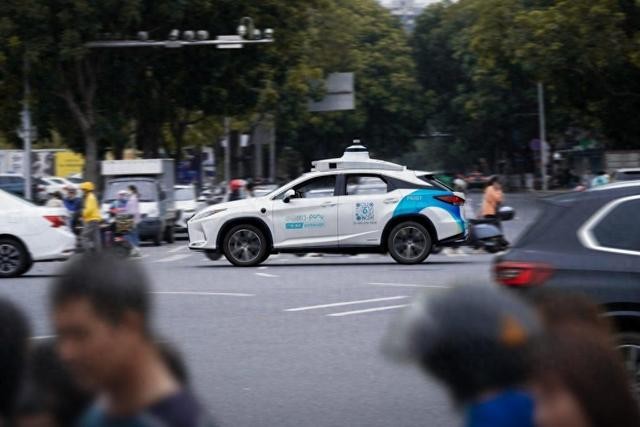 5块钱坐15公里无人车。
听着挺美。可后台给这单列了75块的账。
净亏70。
这是小马智行在广州南沙和深圳坪山跑出来的数。乘客掏5块，企业贴70。营收涨了534%，净亏率125.2%。涨得越快，亏得越狠。
这不叫补贴，这叫拿钱换数据。
75块怎么堆出来的？芯片和激光雷达折旧25，云端存储15，5G专