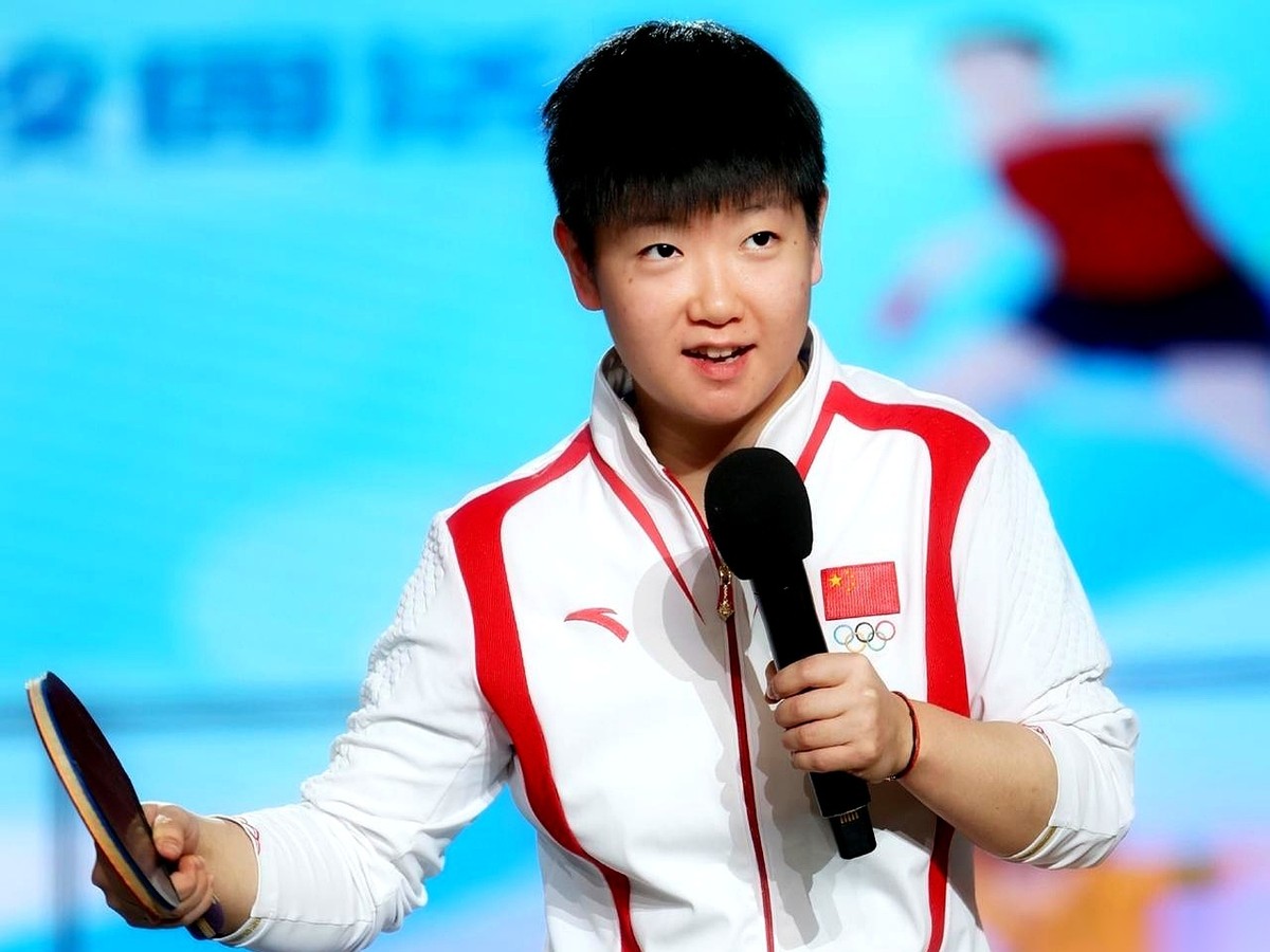翻开近五届乒乓球亚锦赛的女单冠军榜，数据摆得明明白白：国乒只占了两席。
五次大赛，日本队拿走两座奖杯，朝鲜队抢走一座，留在国乒手里的金牌也是两块。
2017年平野美宇打乱阵脚登顶，2019年孙颖莎稳稳把金牌收回，结果到了2021年，早田希娜又站上了最高领奖台。
2023年王曼昱顶住压力再次夺金，可到