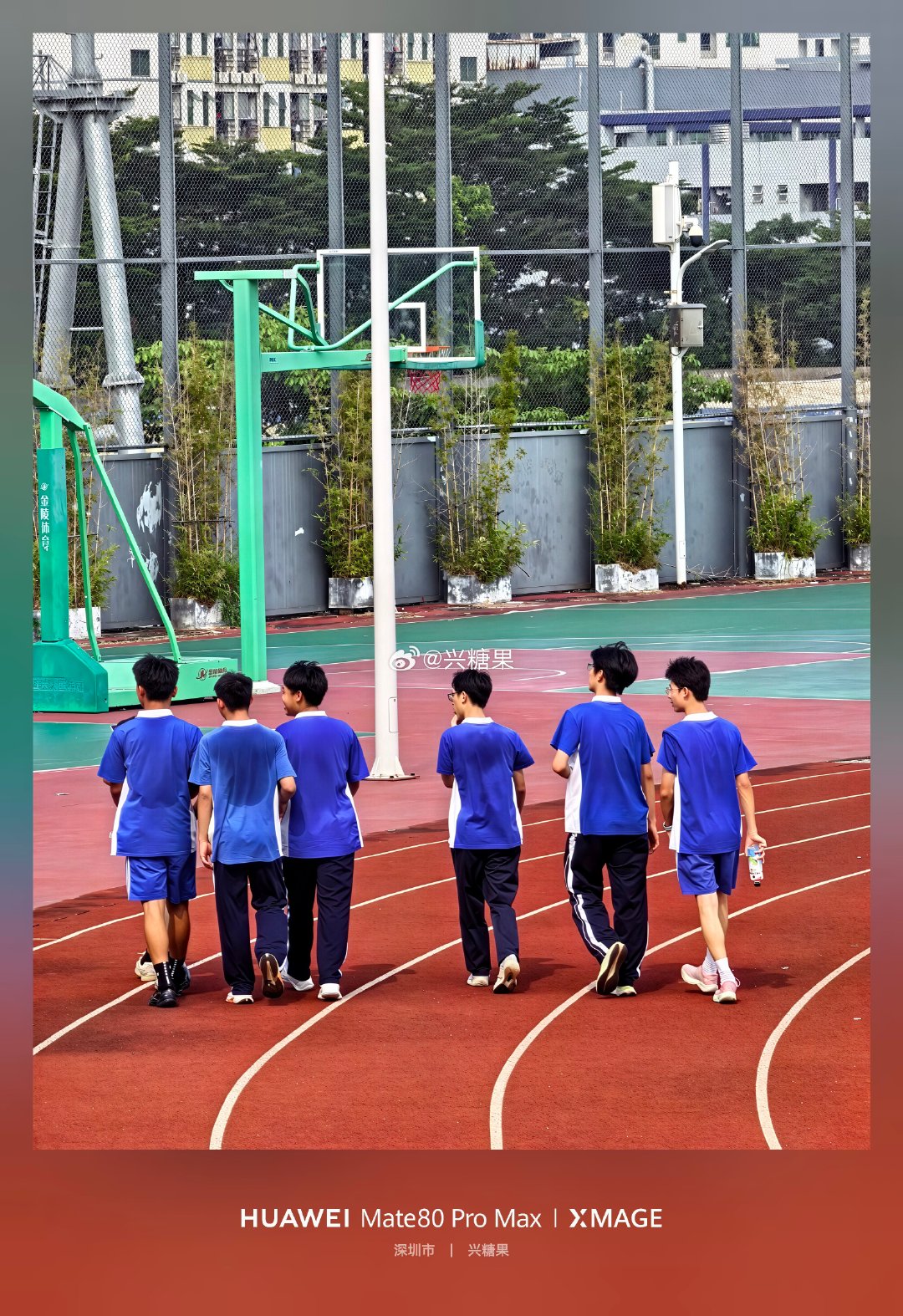 《晴日运动场，风光正好》
红跑道、绿草坪、蓝天白云。
一边是热血运动场，一边是治愈小绿植。
Mate80 Pro Max XMAGE定格清爽治愈的画面。
#华为[超话]##华为影像xmage##mate一起发光吧#  ​
