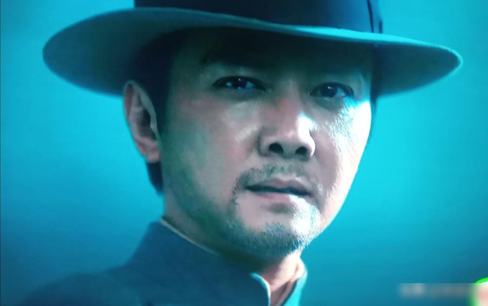 看了《醒来》之后，我最不能理解的就是杜黄桥。杜黄桥，由冯绍峰饰演，这是一个实力派演员。追剧到现在，我发现个规律，凡是特务队长突然对某个人不设防，八成是编剧留的破绽，不是人物真信任。

杜黄桥这人物设定其实很典型，早年就是这种大反派的通病——前期立得再狠，也架不住最后要给主角让路。明明已经从摩斯密码那