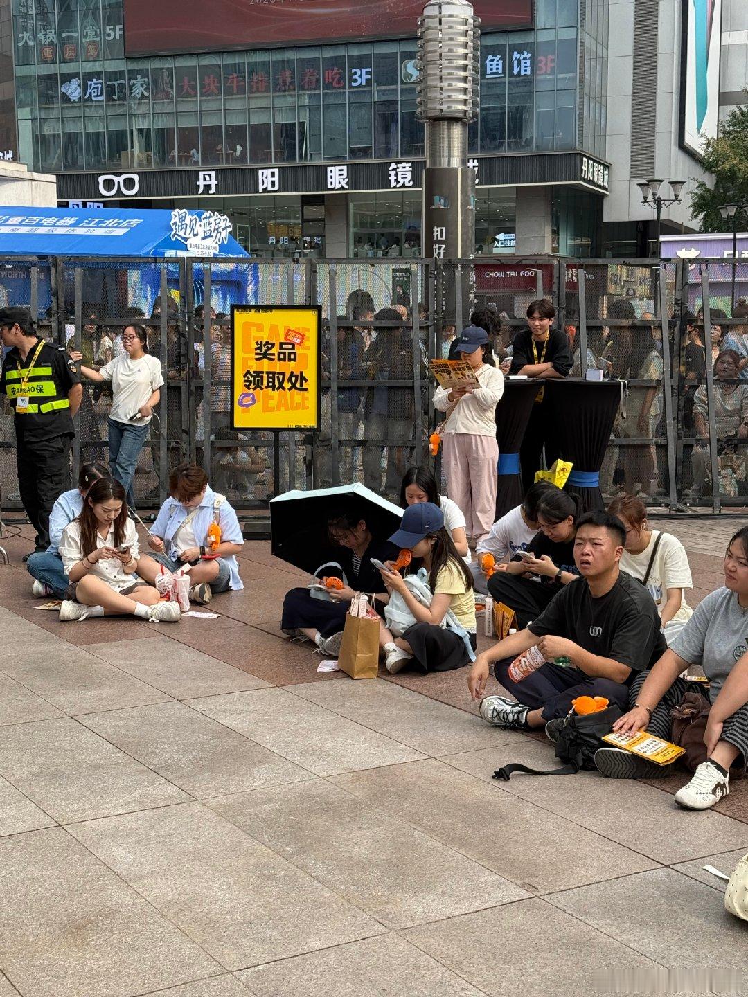#在重庆get新穿搭一起耍起# 重庆还有什么惊喜是我不知道的！原来潮人er都来「吃鸡节·淘宝AI秀场」玩了，一键跟穿同款，看游戏穿搭照进现实～上🍑🔍【开学时装周】点击左上角AI试穿，穿完这个穿那个，根本停不下来～ #淘宝AI秀场带你吃鸡节耍起##用淘宝AI试穿吃鸡节同款# ​