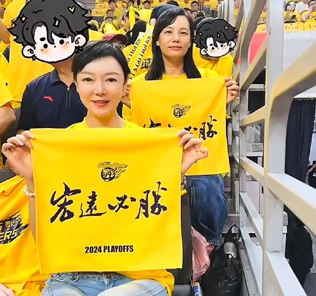 徐杰妈妈和胡明轩妈妈，真的太年轻了  据了解，这是广东宏远2024年征...