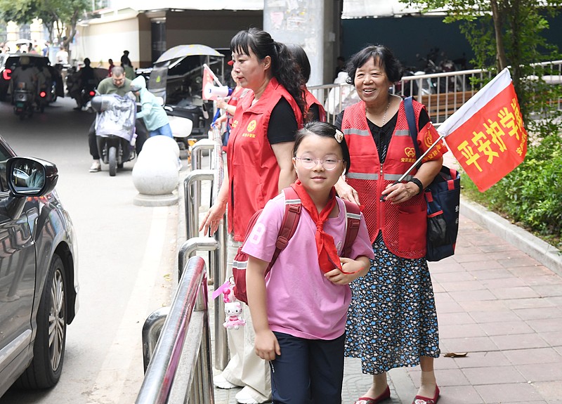 最近不少学校护学岗，基本都是高龄老人值守，这件事引发了很多家长的热议，有人暖心感动，也有人满心担忧。
 
从现实安全来看，校门口早晚高峰车流、人流混杂，突发状况特别多。高龄老人反应速度、体力精力都有限，遇到车辆抢行、孩童乱跑的紧急情况，很难