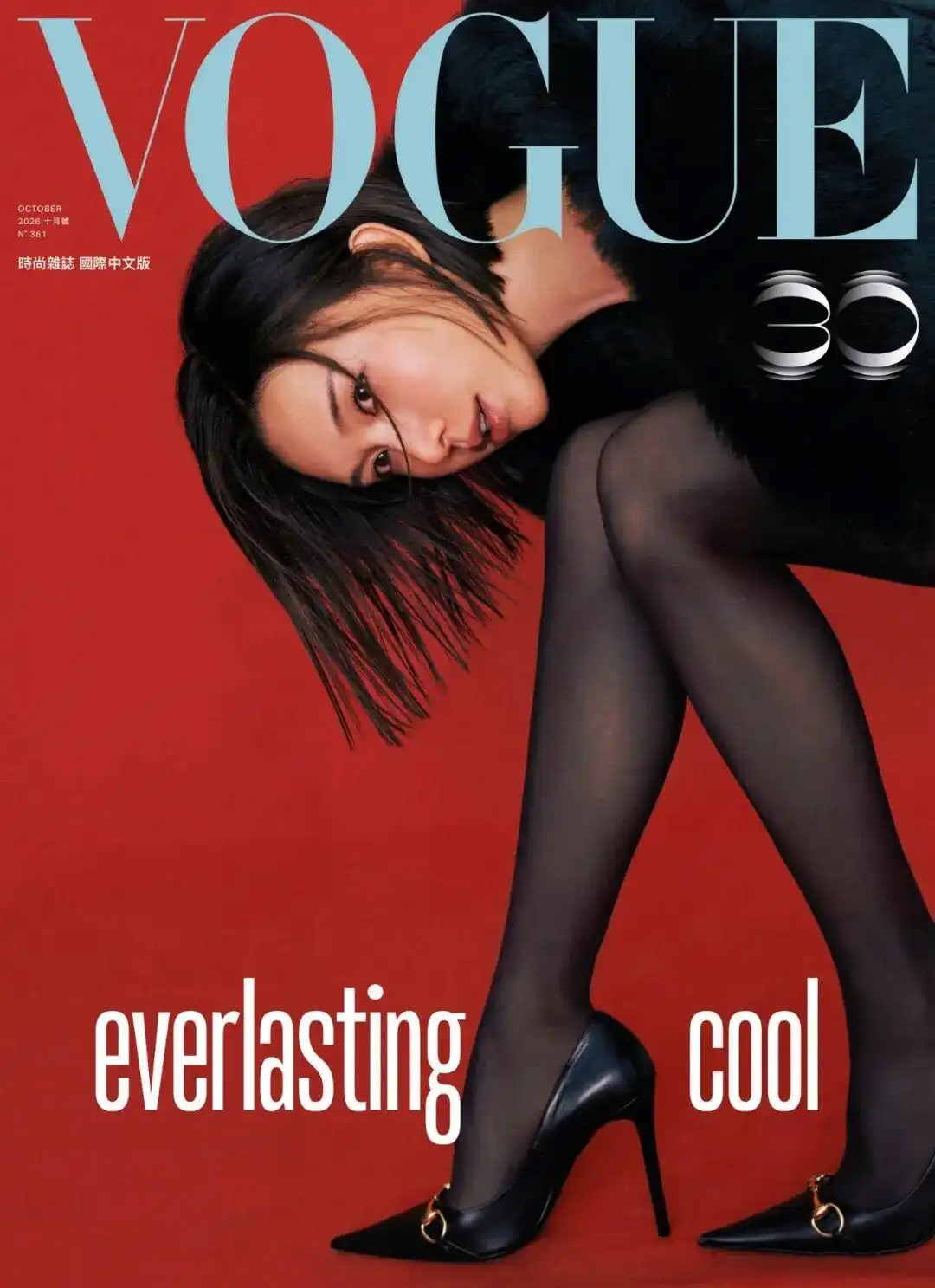 【一睹为快】
林志玲登上 《VOGUE Taiwan》2026年10月号封面。这组封面以红底黑衣为主视觉，她穿 Gucci，短发造型，搭配黑色皮草大衣、黑丝袜和黑色尖头高跟鞋，整体更偏利落酷感。 
此外，林志玲十月号里以近乎素颜的淡妆接受专访。