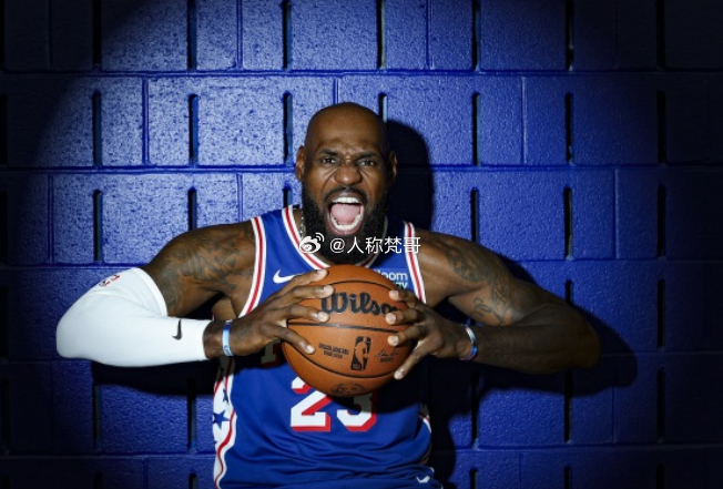 NBA季前赛，76人108-114不敌篮网。赛后，76人媒体人Marc Farzetta在《Locked On 76ers》节目中谈到了詹姆斯对球队进攻的影响。

Farzetta说道：“我注意到比赛刚开始的时候，勒布朗一直在找到队友。像贾巴里·沃克在内线，他连续两次把球送到沃克手里，一次完成扣篮，另一次造成犯规走上罚球线。他就是 ​