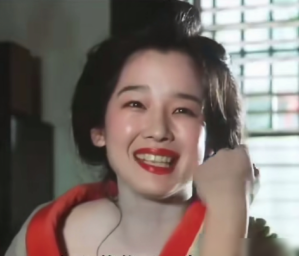 天王嫂的眼睛，一个比一个会勾人。
你看郭富城，年轻时候追他的姑娘排到尖沙咀，最后收他心的，是方媛。你再细看，方媛不是那种大双眼皮，是细长眼，微微一眯，像钩子。
周杰伦更绝。自己长一双单眼皮狗狗眼，娶了昆凌，大眼睛混血脸，结果生的女儿，眼睛随了爹。
单眼皮这东西邪门，画浓了风尘，画淡了寡淡。可要