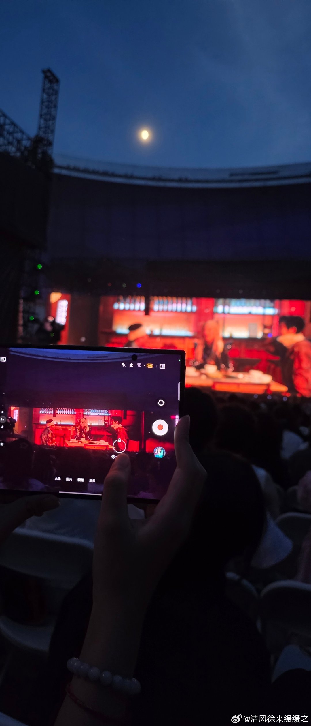 张韶涵成都演唱会现场，用 Fold 8 拍舞台全景，阔屏取景刚好装下整个舞台，画面特别舒展#张韶涵玩家巡回演唱会##张韶涵演唱会##三星ZFold8# ​
