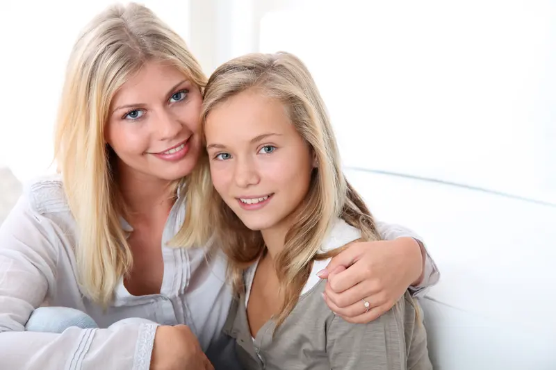 黑丝袜美女姐姐简直是街头一道亮丽的风景线。就像网友偶遇的关晓彤，她身着...