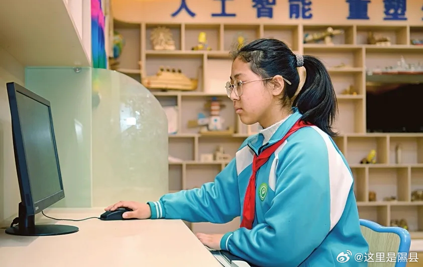 从校园到世界，写代码的吕梁少年

“赛前没想过能拿奖。”黄白塔小学五年级学生赵伟说起在香港举办的第八届国际青少年编程竞赛全球总决赛时，语气依旧平静。当第八届ICode全球总决赛图形化小高组榜单定格，他的名字赫然位列全球亚军。

这支来自吕梁山的7人小队，与来自新加坡、 ​