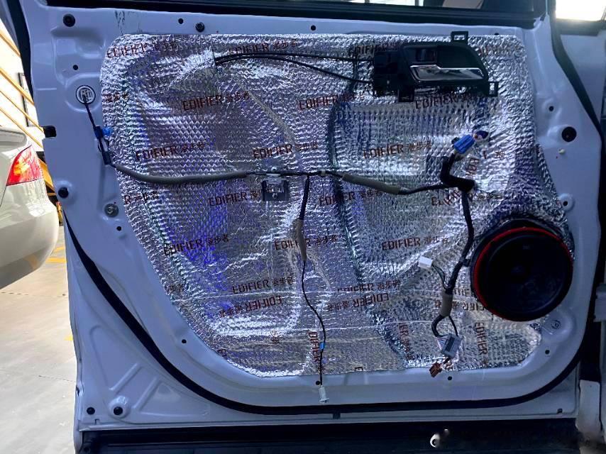📸本田艾力绅音响升级实拍｜冀声汽车音响施工案例
MPV经常全家出行，不少艾力绅车主都会吐槽原车音响单薄，高速行驶时门板共振、风噪明显，听歌体验大打折扣。
 
这台本田艾力绅，车主选择漫步者四门隔音+音响无损升级方案。
✅升级配置
▪漫步者四门双层隔音
▪前后门漫步者喇叭套装
▪DSP音频处理 ​