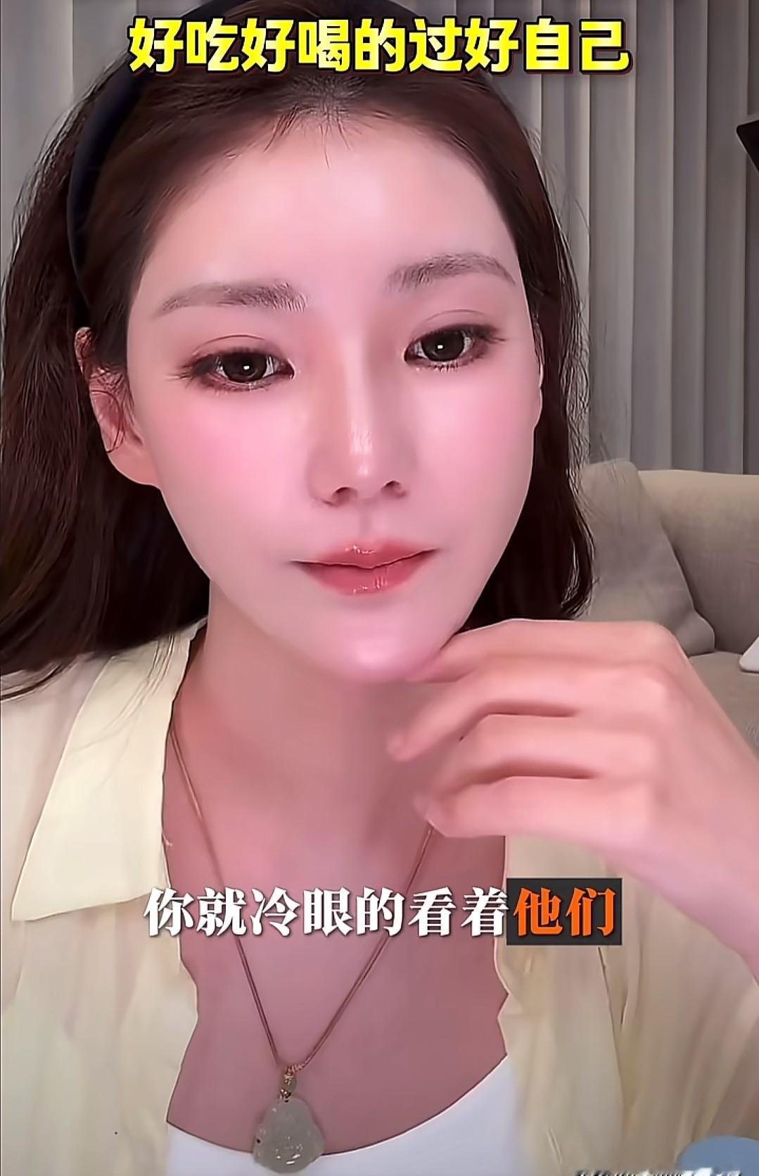 不生气不是没脾气，是懒得用别人的错惩罚自己！
马筱梅直播被问到怎么做到不被黑粉激怒，她坦言没有完美无瑕的家庭，跟汪小菲也会有意见不合的时候。她妈妈开导她，别用别人的过错惩罚自己，过好自己的日子就行。聊到网上的黑粉，她说只要不伤害孩子，随便吧，一笑置之。
坦白说，这话搁一般人嘴里说出来像鸡汤，但马筱梅