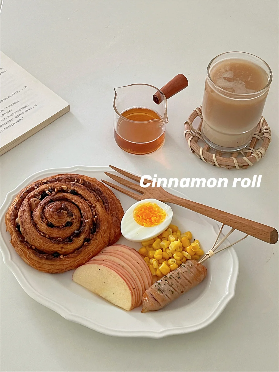 一人食快手拼盘🥣｜燕麦拿铁☕️黑加仑肉桂卷