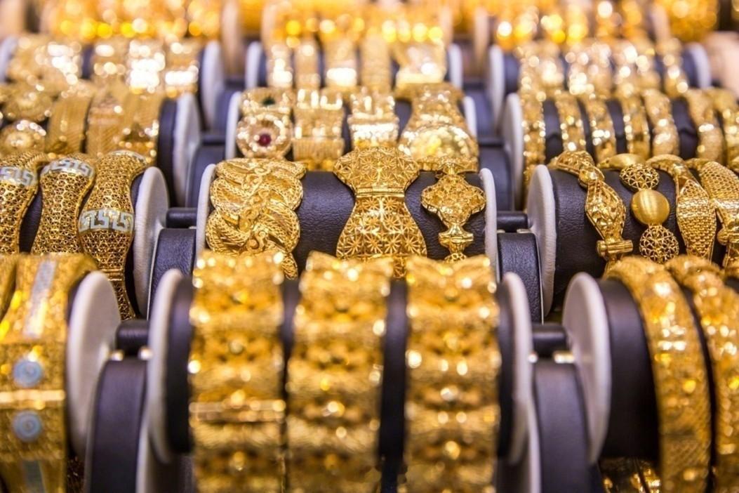 【金价再次跌破4000大关，抄底还是再等等？】#现货黄金今年第三次跌破4000大关#一个月之前的9月23日，现货黄金价格连续数日下跌后，降到4337.13美元/盎司。彼时有网友喊话：“快抄底！”对此，有一位网友表示：“下了4000再喊我，谢谢。” 
这位网友可能不会想到，仅仅一个月之后，“喊我”的时候就来 ​