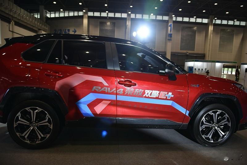 人到中年选家用SUV真的别瞎折腾，15-20万价位里绕了一圈对比CR-V、途观、奇骏一众竞品，最后还是觉得RAV4荣放双擎是真的一步到位。
第五代THS混动系统磨了二十多年，全球几百万台实车跑出来的稳定性根本不用质疑，2.0L双擎版本官方综合油耗才4.59L/100km，早晚高峰堵在市区里实测也就4