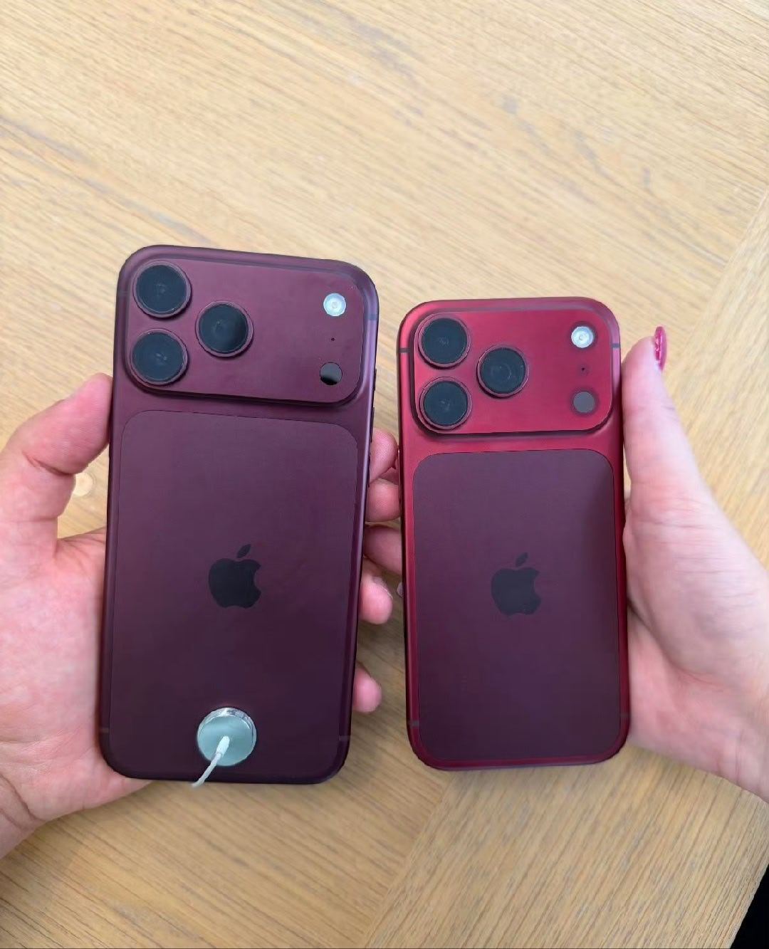 #曝iPhone18Pro褪色#今年买iPhone的可以说是“中大奖”了！iPhone18系列上市还不到俩月，各种问题陆续浮出水面。
勃艮第酒红色Pro/Pro Max爆出褪色争议，正常只用几周，边框就从深酒红褪成浅亮红色，原因不明，苹果暂无官方回应。镜头周围还容易反复积灰，存在划伤镜头盖的隐患。
更讽刺的是1TB、2TB顶 ​