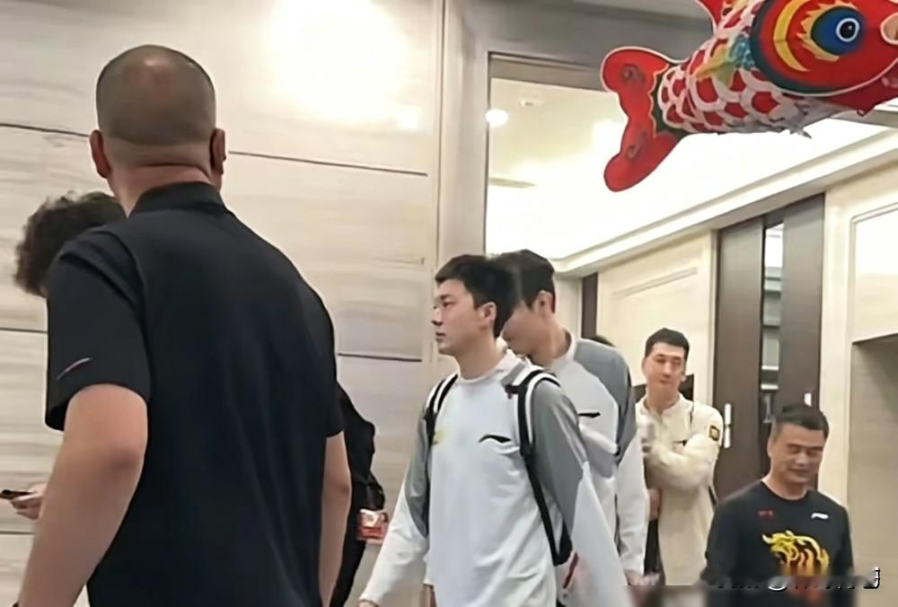 600万和70万，广东队的更衣室。 一个更衣室，两种身价。胡明轩拿着...
