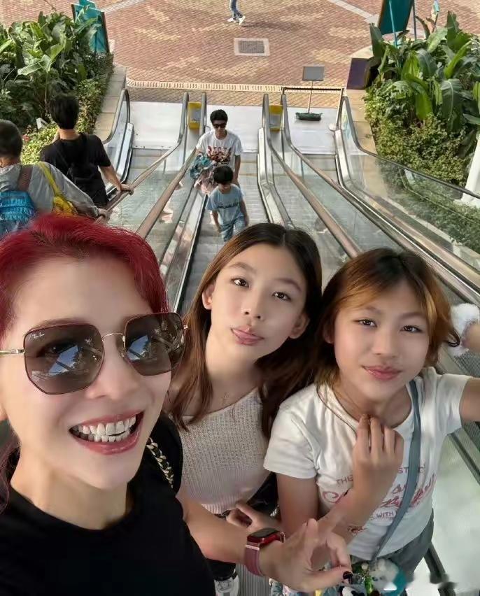 蔡少芬这两天聊闺女，听着真舒服别人夸她俩女儿漂亮，她也不装，直接说“是...