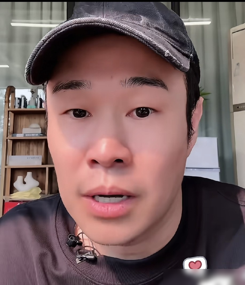 五袋排骨，出锅5分钟，连汤都没剩。
《披荆斩棘》宿舍里，小沈阳炖了一锅豆角排骨。郭晓东、姚琛、张睿排着队来蹭饭，曾辉、颜安几个二十出头的小子直接抢光。他自己端着碗喝粥，肉全让出去了，还自嘲：家里养闺女没见过饕餮，更别说四个半大小子。
竞技综艺被他开成了东北饺子馆。可就是这么个人，四公带着平均年龄