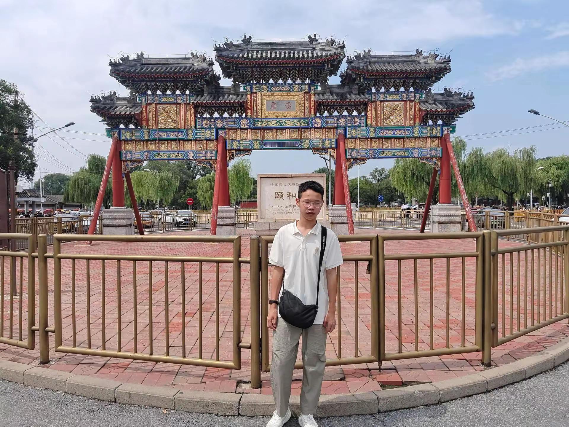 从幼儿园，风里雨里接到现在，感觉这家伙还是和他妈妈亲，有什么事都是和他妈妈说……
