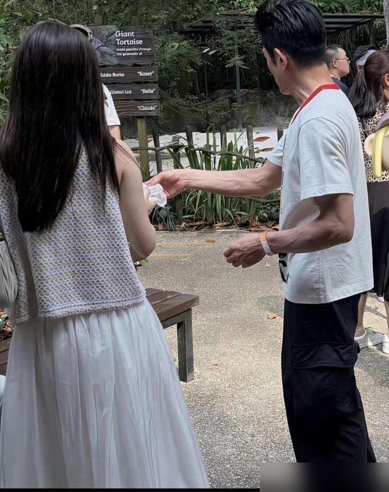 快六十的郭富城被拍到爬山，蹲地上给方媛系鞋带，起身时手还牵着没放。
九年前被港媒追着骂“抠门”“情场老手”的天王，现在全天候围着老婆孩子转。方媛38岁高龄拼完三胎，产后四天露面庆生，住的尖沙咀那家月子中心，56天报价两百万港币。没人再嘀咕值不值了。
与此同时他又在吉隆坡连蹦带跳唱满三小时，演唱会