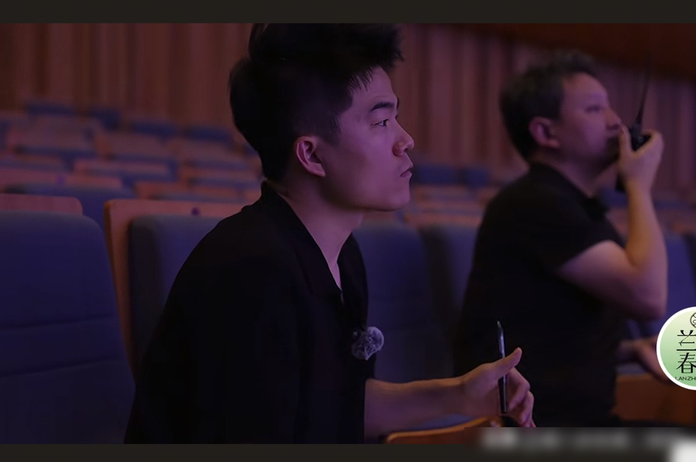 董宇辉人没直播，歌先开场了。
有人在兰知春序的号上，刷到他蹲在西安音乐厅彩排。不是官方发的，是路人视角。评论区直接吵成两拨，一拨喊想看他本人，一拨炸了：放假不直播，跑去唱歌？
这事得看明白，这不是商演，是与辉同行第一个线下音乐会。连演三场，10月3号到4号，就在西安音乐厅。宇辉拉来西安交响乐团和