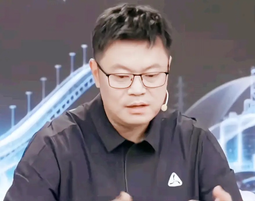 王楚钦3:2赢林昀儒这场，侯英超一句话堪比神预判！

他说：林昀儒11:10的时候，我也很慌。

决胜局林昀儒手握赛点，解说侯英超感慨，
看到小林发球失误那一刻，瞬间看懂对手心态波动了。打王楚钦，你只有一次机会，抓不住，就不会再有第二次。

有网友说：顶尖对局，机会就像流星，
一闪而过，抓不住就没了