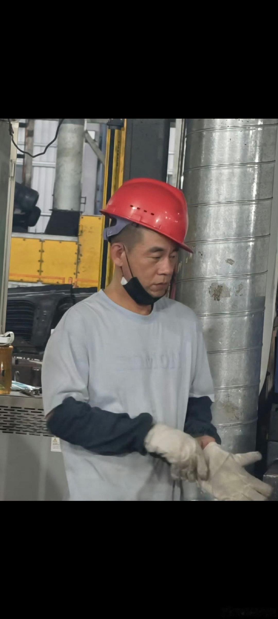 #陈小春和疑似弟弟耳朵都有个窝痕#
这个陈小春看了都要愣住吧，世界上怎么会有如此相像的两个人，不会真的是他弟弟吧[哈哈] ​