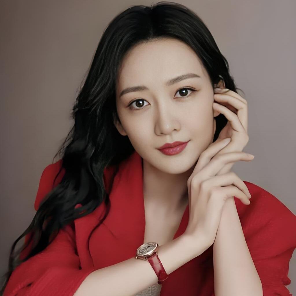 王鸥为什么选择不结婚
 
43岁的王鸥直言婚姻不是人生必选项。童年目睹父母离异，在娱乐圈见多感情聚散，让她对承诺格外谨慎。
 
经济独立、事业稳定的她，不想为结婚，卷入婆媳矛盾、育儿内耗这些一地鸡毛的琐事。
 
她并非排斥爱情，也不否定婚姻的美好，只是不愿将就，不肯被世俗的人生模板绑架。
 
有钱是