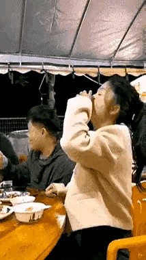 整段剧情像极了办公室版的“请回答爱情”——女同事暗恋会计主管,男同事暗...