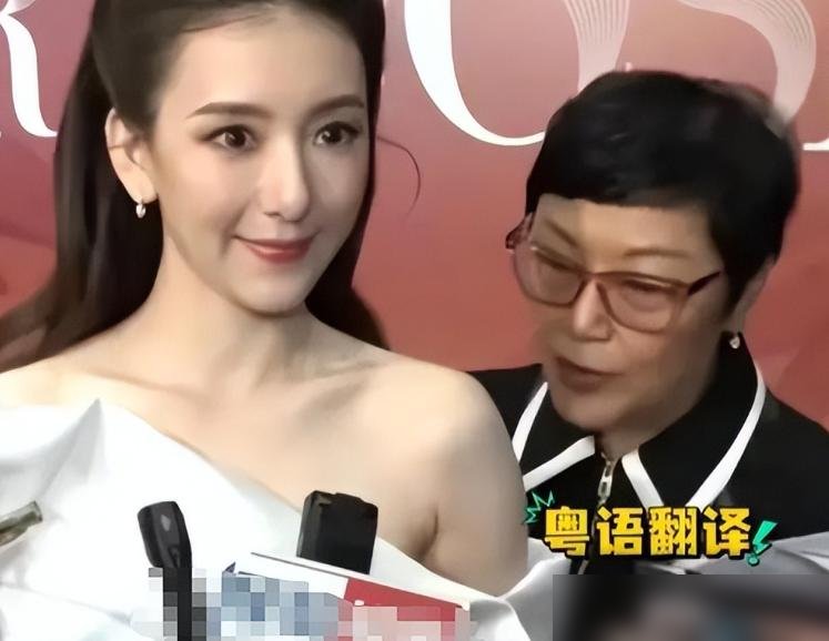 方媛跟了郭富城快十年，粤语还是一句不会说。
演唱会、晚宴、名媛局，她永远站旁边微笑，开口就是普通话。郭富城在家也迁就她，两口子对话全靠普通话。
再看郭晶晶，嫁进霍家没几年，粤语英语全拿下，港圈混得风生水起。
方媛不是学不会，是她压根不想学。内地舒适圈待着，直播带货、小红书营业，钱照赚，日子照过