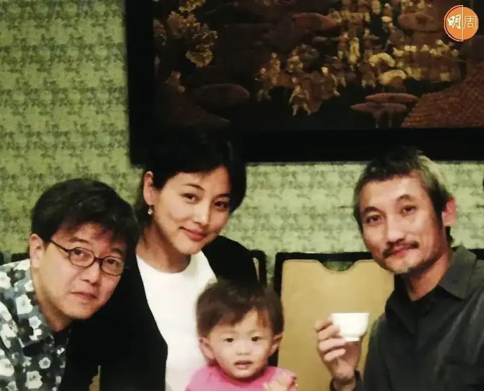 很多人觉得“林妹妹”张延当年嫁给张锦程是委屈了，毕竟男方看着名气不大，老演配角

但要是真了解香港演艺圈的底细，就会发现张锦程的社交圈子硬得吓人

平时不仅能跟张家辉、关咏荷两口子玩在一起，连大导演徐克攒局吃饭，张锦程也是直接带着老婆女儿坐到一块

聚会照片里徐克对张延母女客气得很，那种熟稔和尊重是