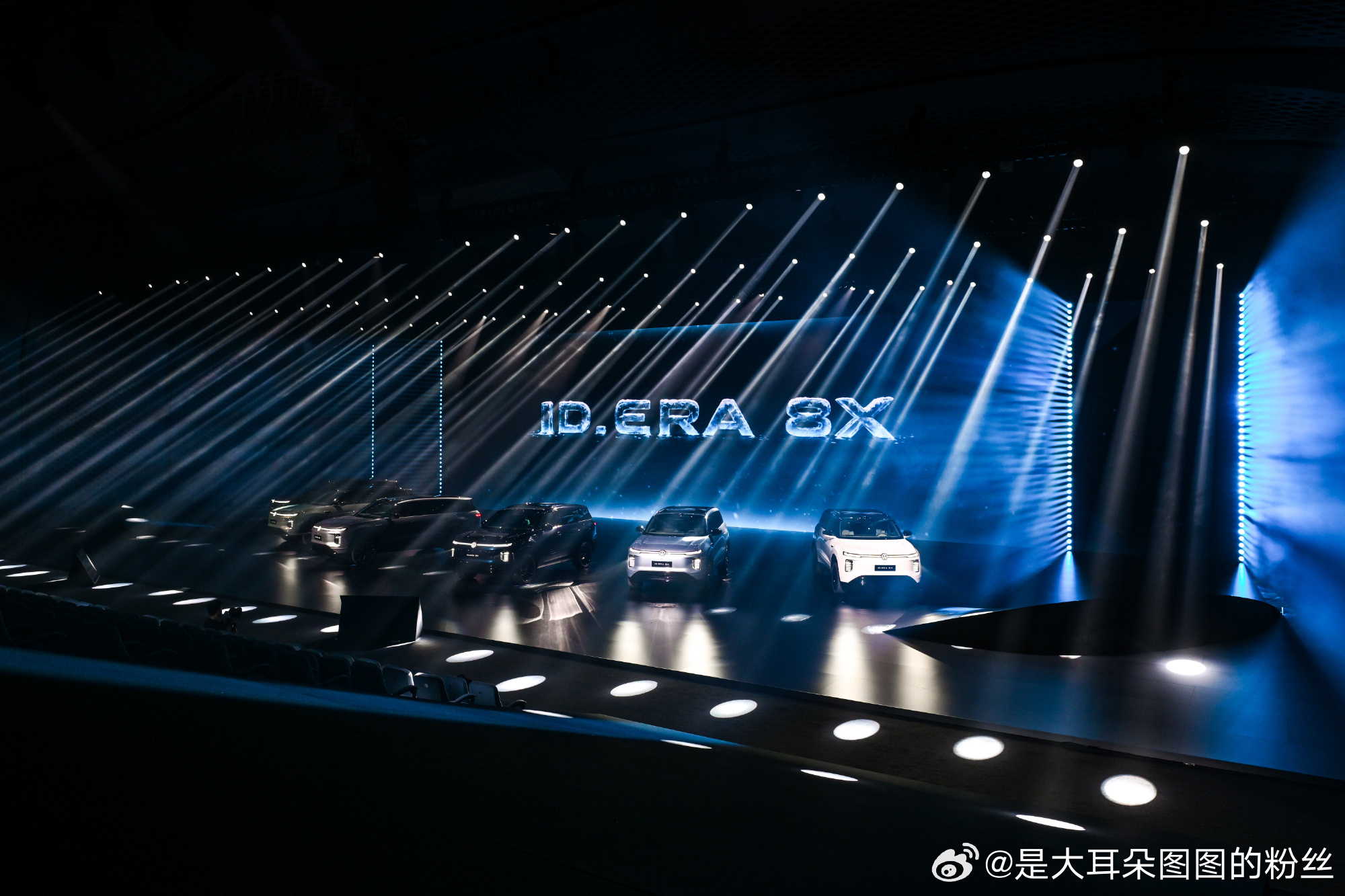 #李治廷的新搭子大众8X天生不挑路#   ID. ERA 8X，李治廷和上汽大众ID.ERA 8X这对“不挑路搭子”，完全是“懂驾控的人遇上懂全路况的车”的双向适配，从人设到产品力的契合度高得离谱。
李治廷本身就是持证专业赛车手，私下里爱跑山、玩穿越，对驾控质感的挑剔程度远超普通用户；而ID.ERA 8X ​