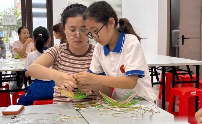 【陪娃做龙舟！这场非遗手工活动暖暖的】7月9日下午，石楼镇江畔社区开展...