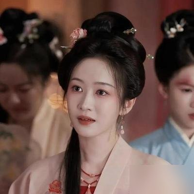吕蕺儿和兰香大结局的高光戏，被一封信打发了。
观众等了一整季的双向奔赴，最后就换来画外音念几句词。刘美含跟谭松韵那几场撕心裂肺的对手戏，全在正片里蒸发了。
剧方宁可留时间给支线注水，也要把女性互助这条主线剪碎。收官直播俩人累得跟被抽干似的空降十分钟，连句完整话都说不动。
戏里戏外，付出最多的人