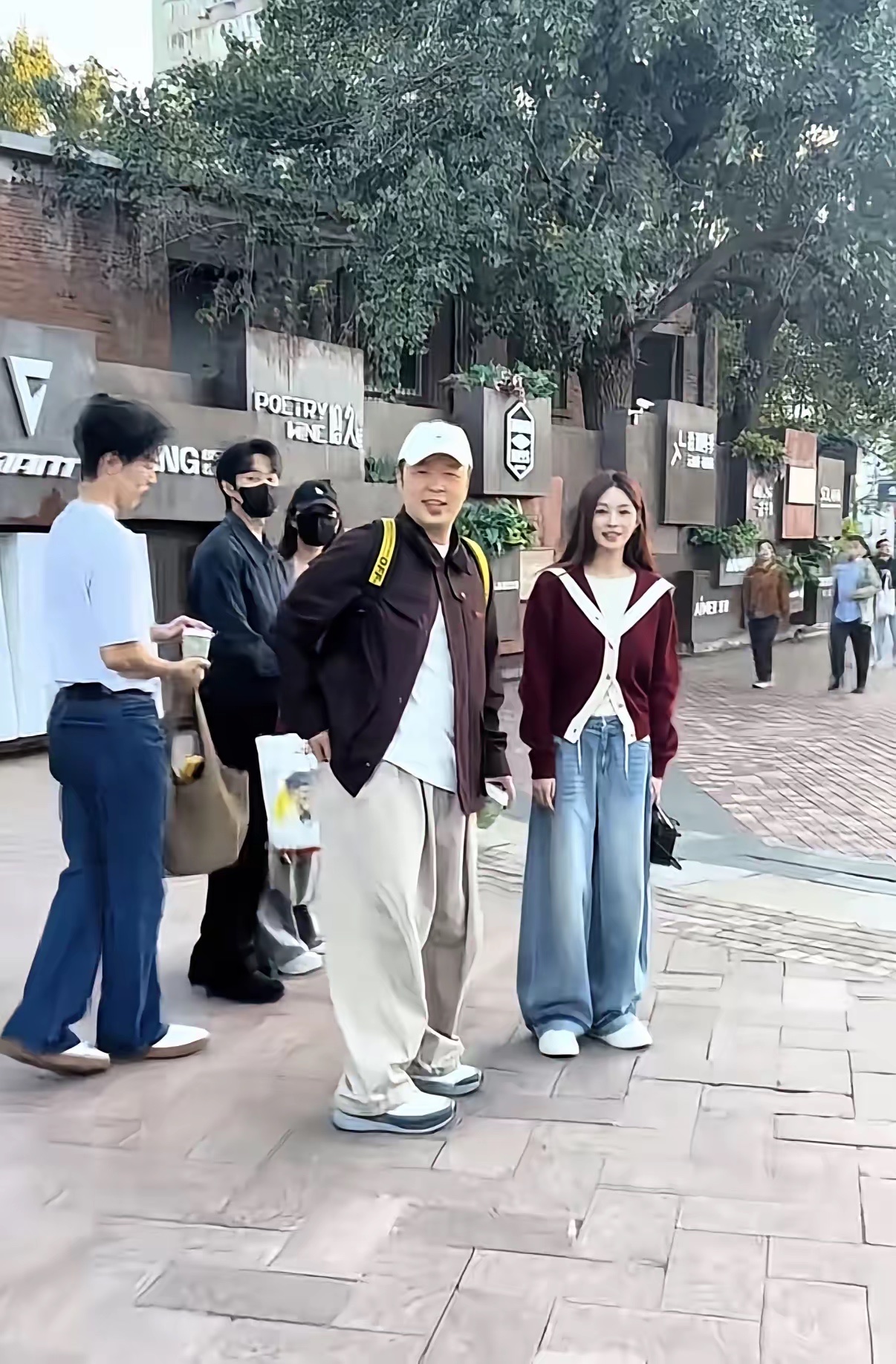 网友北京偶遇杜海涛沈梦辰，生图里沈梦辰小脸精致甜美。被路人认出时二人一脸懵，粉丝说不拍照，她主动上前邀约合影，随和大方。待人真诚情商在线，主持披哥从容优雅，鲜活不做作。
沈梦辰杜海涛 路人偶遇