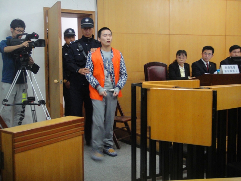 泰州情人20万雇凶欲杀原配
 
案情
女子陈某和已婚男子王某是情人关系。陈某自己离婚后，王某一直不肯离婚，陈某归咎于王某妻子凡某，于是在网上找人，约定佣金20万杀害凡某。
网上联系到的李某根本不是杀手，只是想骗钱，谎称可以用毒药、制造车祸伪装意外杀人。陈某把原配的照片、住址、手机号、车辆、孩子学校等