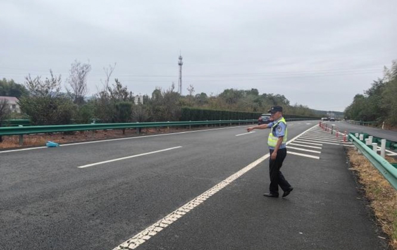 国庆高速龟速车霸占快车道，交警喊话慢不等于安全，低速占道隐患堪比超速

龟速占道，堵的是路更是“心路”

国庆长假，高速公路上演了一年一度的“迁徙大片”。车流如织，却总有一些车辆，以“闲庭信步”的姿态，稳稳占据着最左侧的快车道。后车闪灯、鸣笛，它自岿然不动，仿佛在自家后院遛弯。山西那位以30km/h