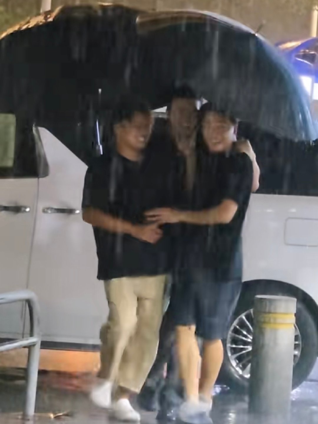不愧是白老板的员工 拿到苹果18后的三个人凑不出一副牙[柯基] ​