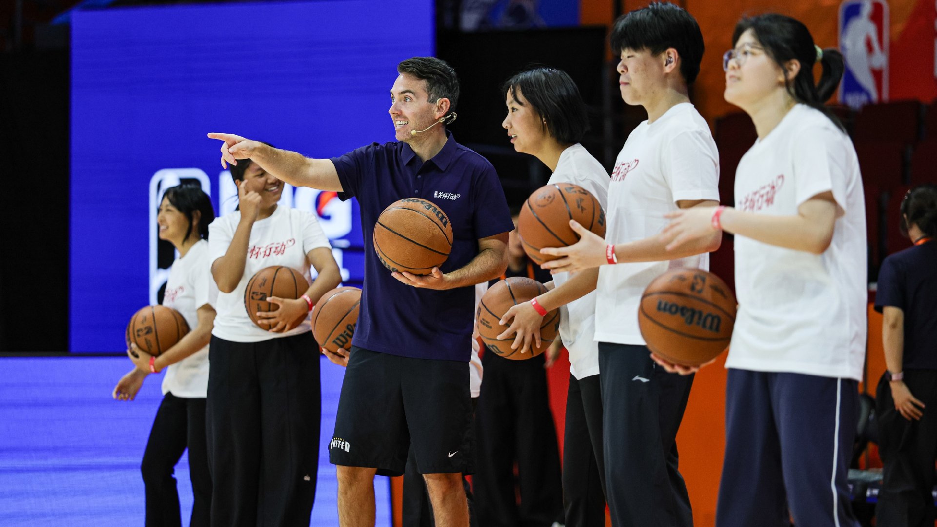 这次上海篮球盛典不只有大鲨鱼和G联盟的对话，NBA的关怀行动也在进行：G 联盟教练和球员和大鲨鱼球员一起，为上海青年聋哑技术学校的学生们举办公益篮球训练营。

虽然无法用语言交流，但篮球就是他们的语言，击掌能传递力量，在球场上传递着爱与温暖。 ​