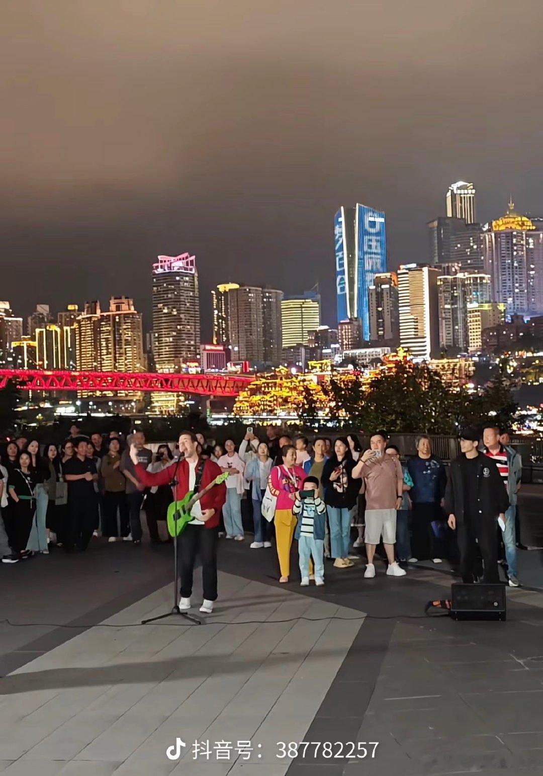 国庆期间，Jon Steingard站重庆路边唱《sold out》，因为唱得巨稳巨好听，导致好多人以为是拙劣的模仿，看一会儿就走了[笑cry][笑cry][笑cry][笑cry]更有意思的是重庆文旅估计害怕人挤人也不宣传自己的这位旅游大使在线下唱歌。 ​