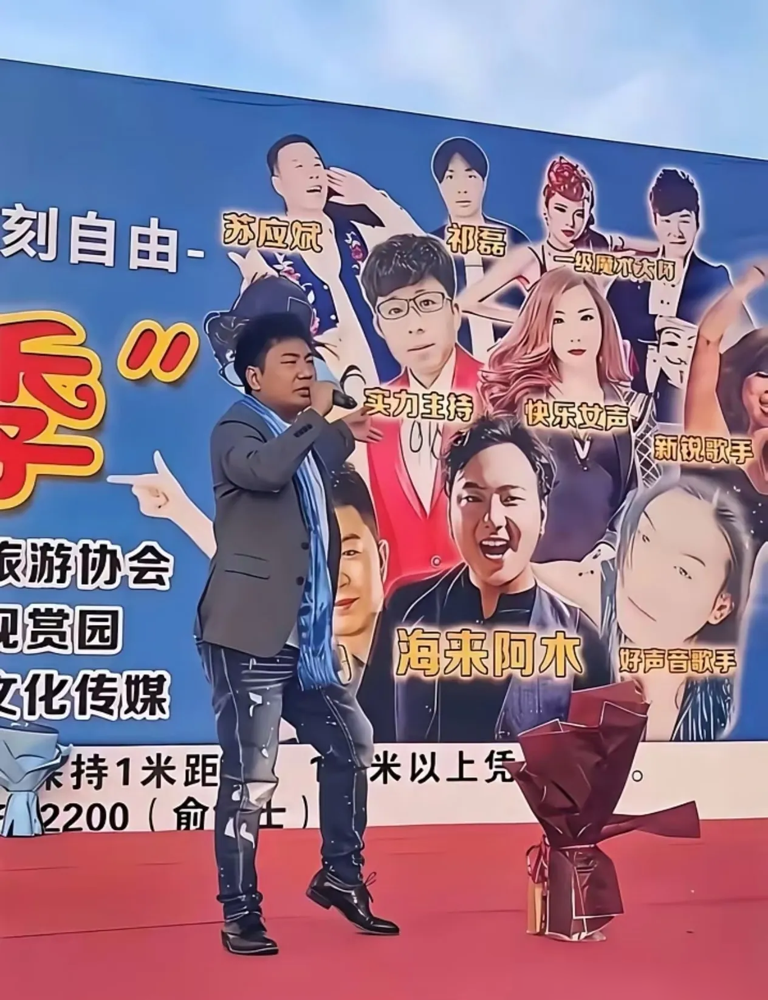 海来阿木瘦脱相了，下颌线锋利得能割人。以前那个圆脸驻唱的土肥圆，硬是把自己熬成了西装革履的商务男。
早年他在街头唱歌，一脸肉，没人多看一眼。现在减重、塑形、换造型，往央视舞台一站，气质直接翻篇。就这变化幅度，不知道的还以为换了个人。
有人酸他，说歌免费听不赚钱。他倒是乐呵，回一句大家喜欢就行，扭