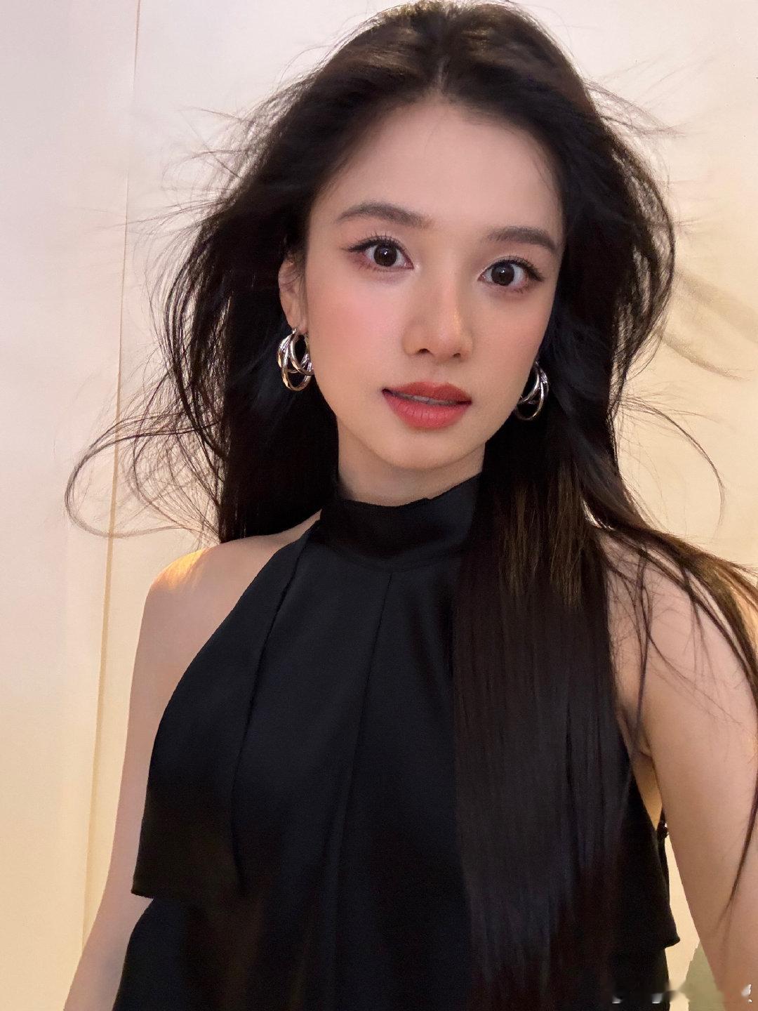 #张婧仪[超话]#[心]#张婧仪千百度品牌代言人#[心]#张婧仪比亚迪秦MAX代言人#
🍵很多[泪][泪]
凌晨四点钟，我看到海棠花未眠。总觉得这时，你应该在我身边。
​
