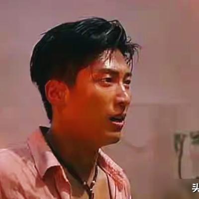陪同学去面试，张艺谋却一眼相中了他。
2009年《山楂树之恋》选角，窦骁根本不在名单里。他刚考上北电，只是陪同学去参加女主角海选，副导演顺手把他推给了张艺谋。张艺谋见了一面，当场拍板：老三就是他了。
要知道，他10岁移民加拿大，家道中落，16岁同时打三份工，在理发店当了三年学徒。身上那股干净和韧