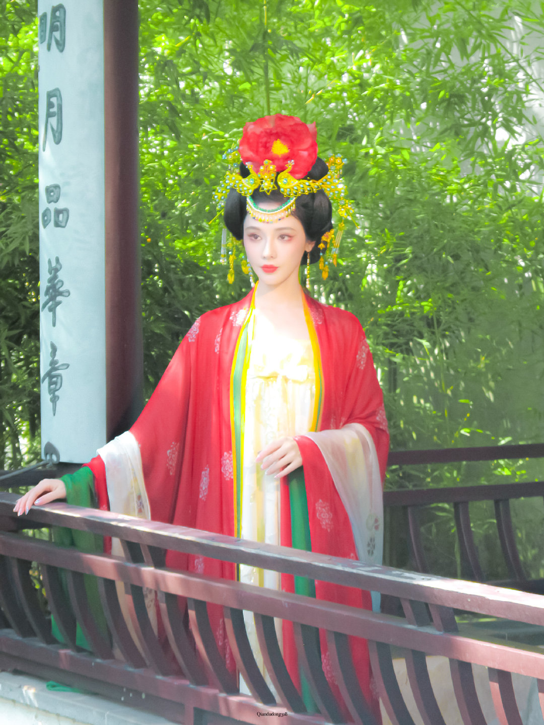 彭小苒·🪷🍃☁️📿

牡丹映绝色，罗衫轻翩跹。 ​